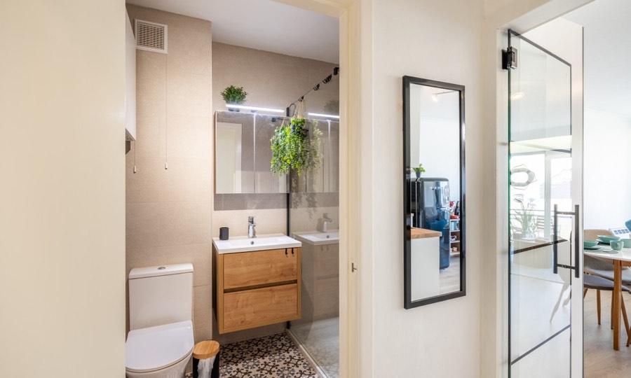 Salle de bain avec douche