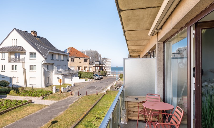 Balcon avec vue latérale sur la mer