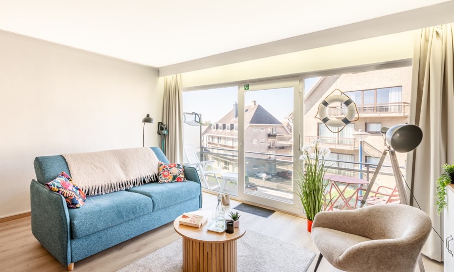Salon lumineux ouvert sur le balcon